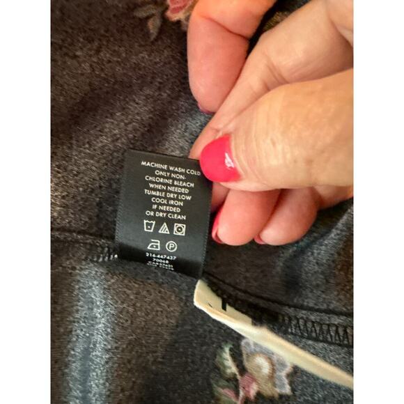 Ann Taylor black flowered A-line dress flutter sleeves zip back. - Picture 9 of 9